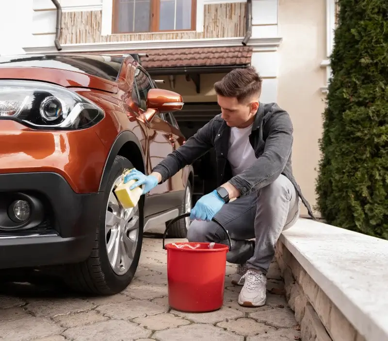 Lavage auto à domicile Théziers : professionnel intervenant sur un véhicule